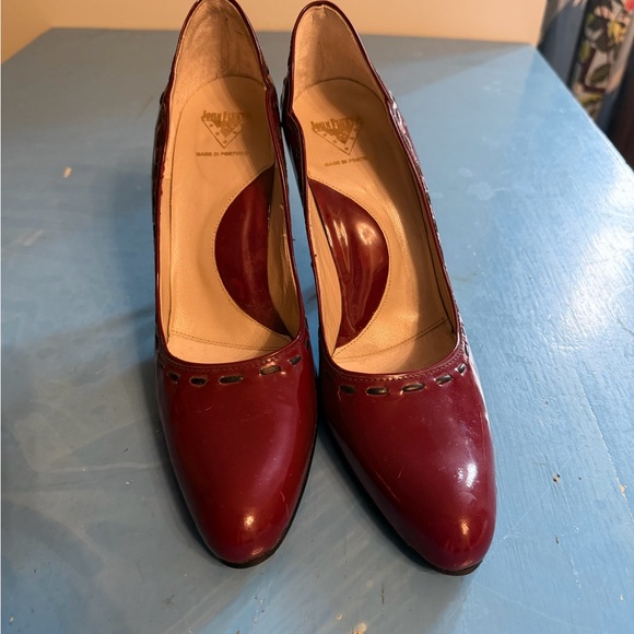John Fluevog Audrey 07 wine with black stitching Burgundy Heels - Picture 4 of 15
